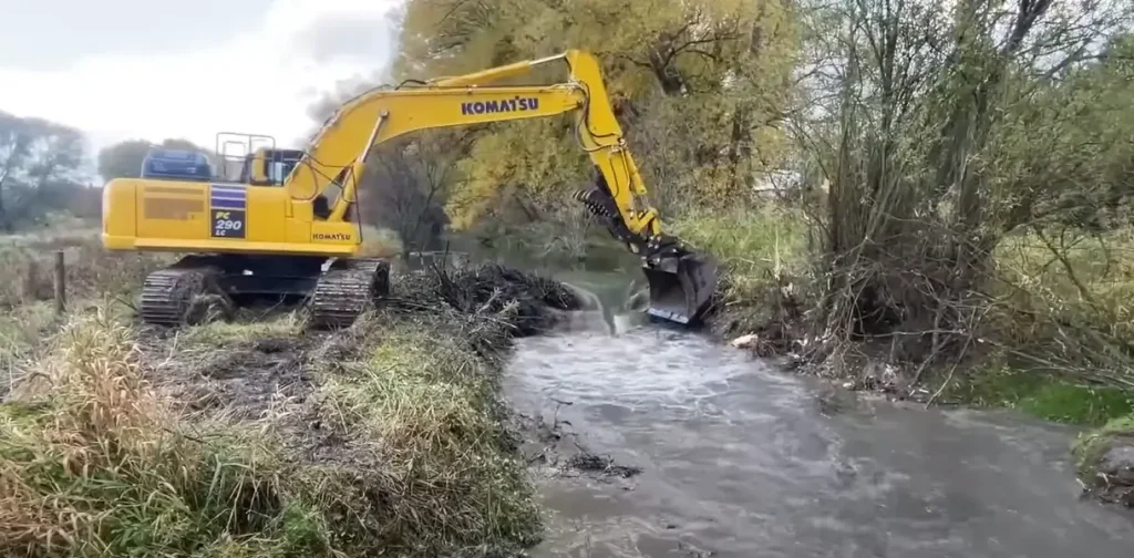cat-excavator-commercial-land-clearing